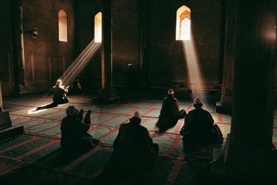 صلاة، ومسجد، ورمضان، لكن ما بال العزبة؟