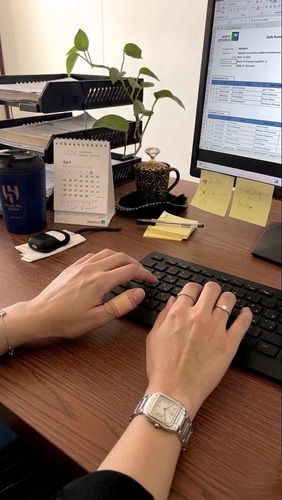 حين تنادينا الأسماء